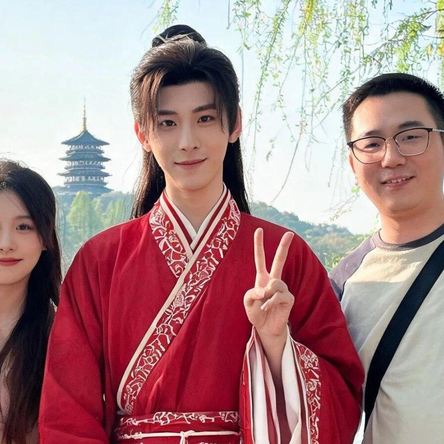 没戏拍的群演们从横店出逃，涌向全国旅游景区NPC