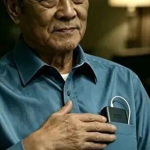 老爸失去意识摔倒后,医生在他身体里装了个“充电宝”