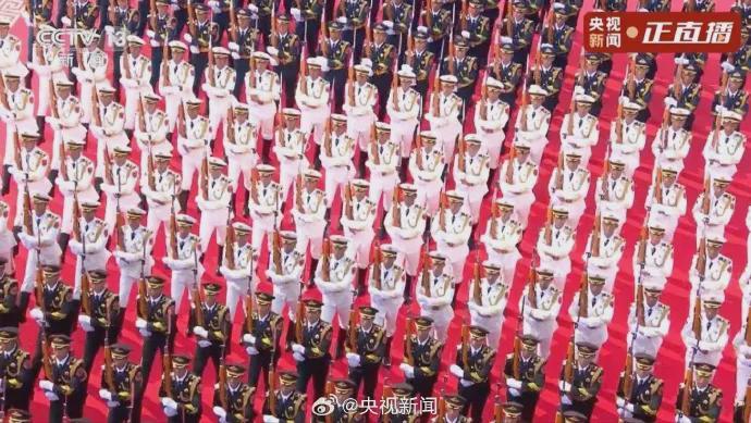 整齐划一的大长腿，为啥看着那么爽？